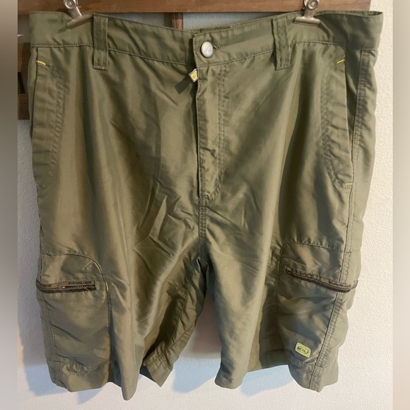 Quicksilver Green Tech Cargo Shorts Size 32 - Picture 1 of 4